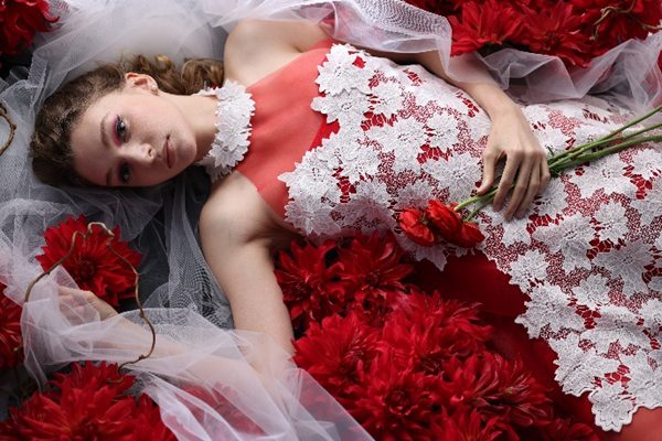 佳能推出中远摄定焦镜头 RF85mm F2 MACRO IS STM