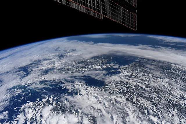 【摄影新鲜事】徕卡推出 M10-R | 索尼即将发布 A7S III | 美宇航员从国际空间站拍摄地球