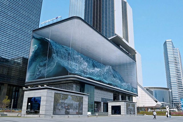 【摄影新鲜事】“中国人脸识别第一案” 开庭 | 都市大型 LED 屏打造 “惊天巨浪” | 人工智能或可恢复马赛克 | 松下推出 Vlog 无反相机