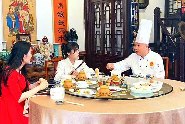 新华社直播 “探店” 全聚德：百年手艺传承，铸就京味典范