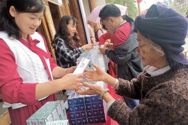 “暖爱” 五一假期：云南腾药免费赠送群众 50000 支牙膏